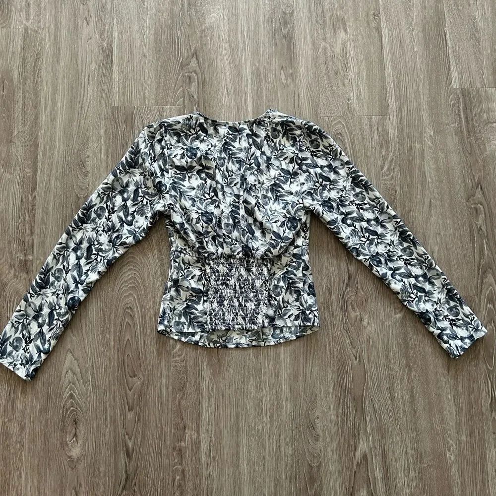 A&F Printed V Neck Top - Picture 7 of 8